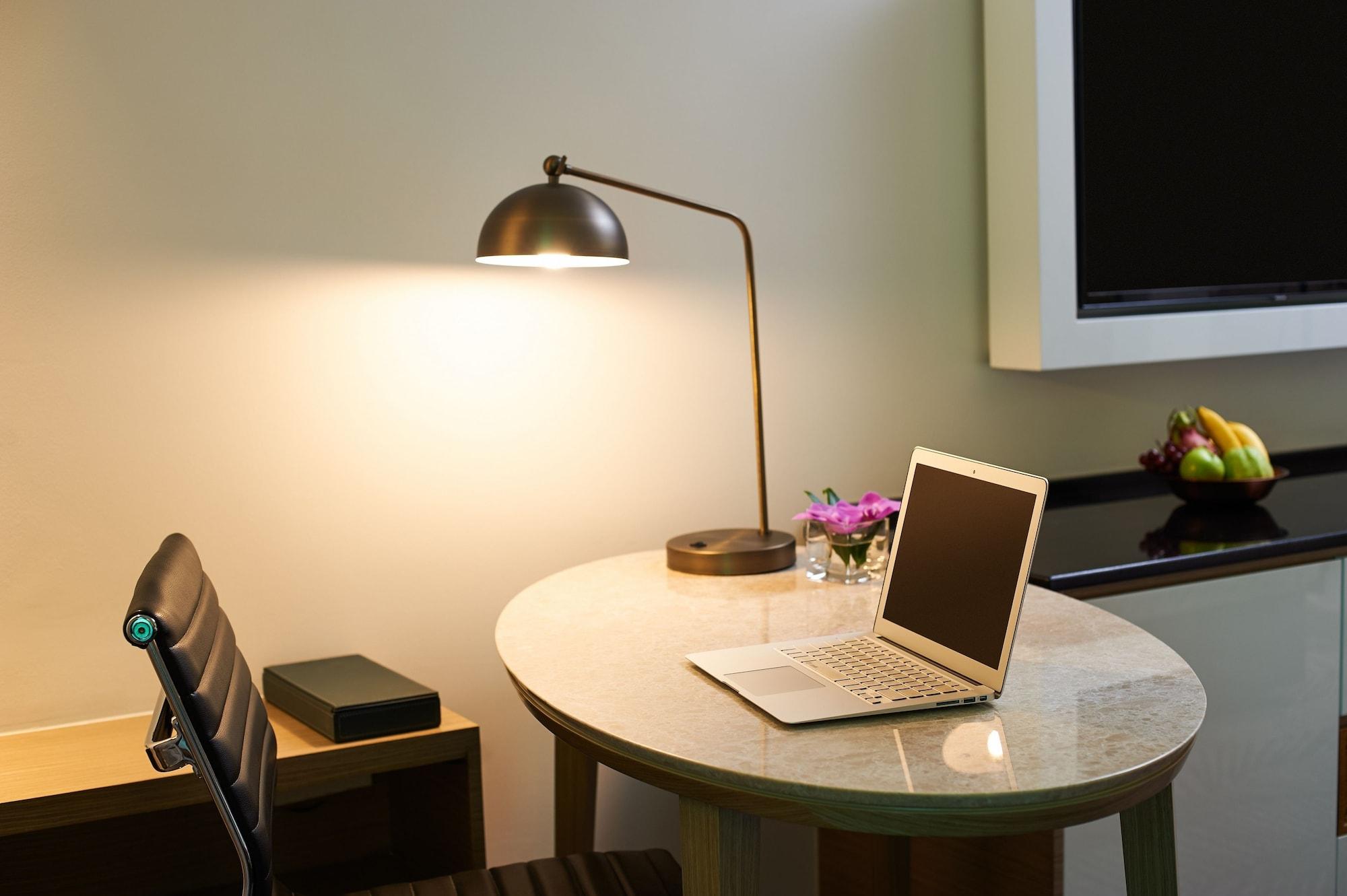 Amari Johor Bahru Hotel Екстериор снимка A table lamp